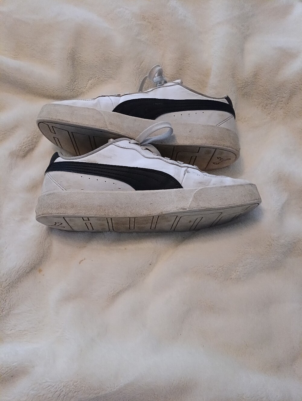 Ladies  White and Black Puma  Casual Sneakers   Different Insert. SiZe 9